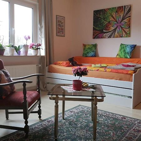 Weltoffenes Privates Gaestezimmer Bei Lgbtq Freundlichen Gastgeber Der Mit In Der Wohnung Lebt Берлин Экстерьер фото