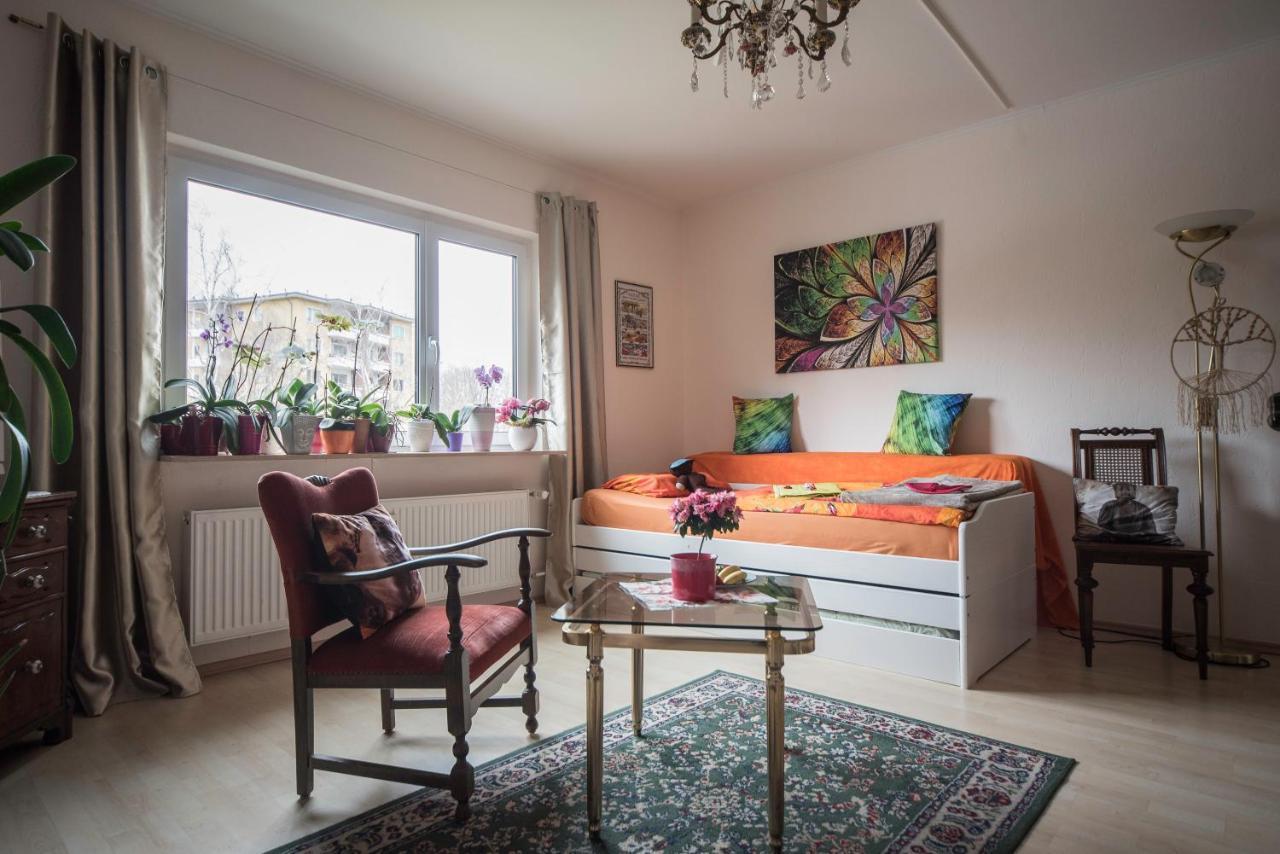 Weltoffenes Privates Gaestezimmer Bei Lgbtq Freundlichen Gastgeber Der Mit In Der Wohnung Lebt Берлин Экстерьер фото
