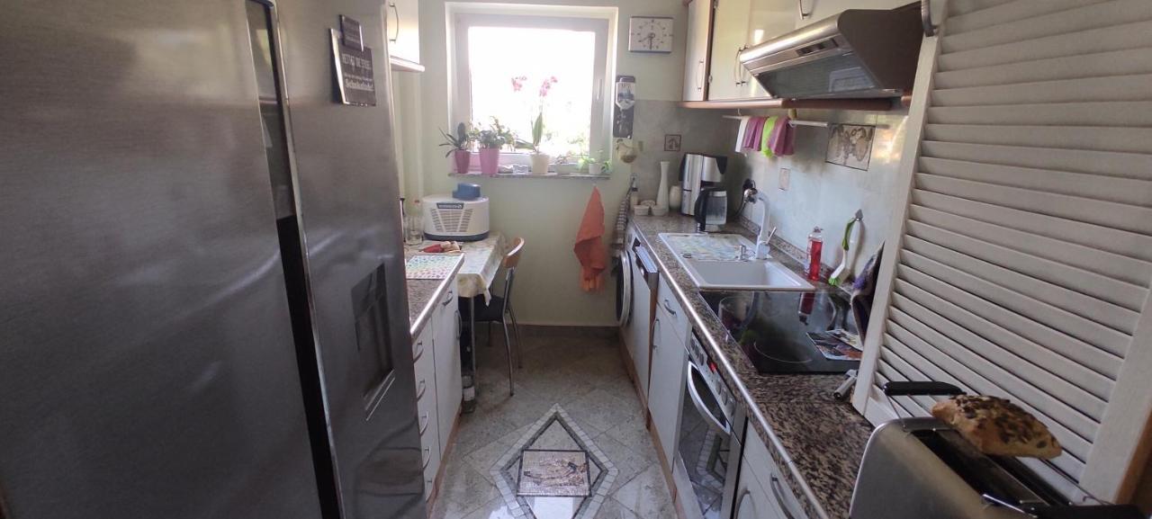 Weltoffenes Privates Gaestezimmer Bei Lgbtq Freundlichen Gastgeber Der Mit In Der Wohnung Lebt Берлин Экстерьер фото