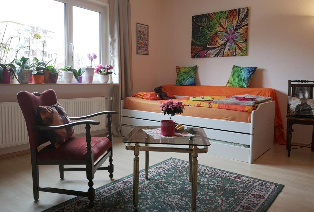 Weltoffenes Privates Gaestezimmer Bei Lgbtq Freundlichen Gastgeber Der Mit In Der Wohnung Lebt Берлин Экстерьер фото