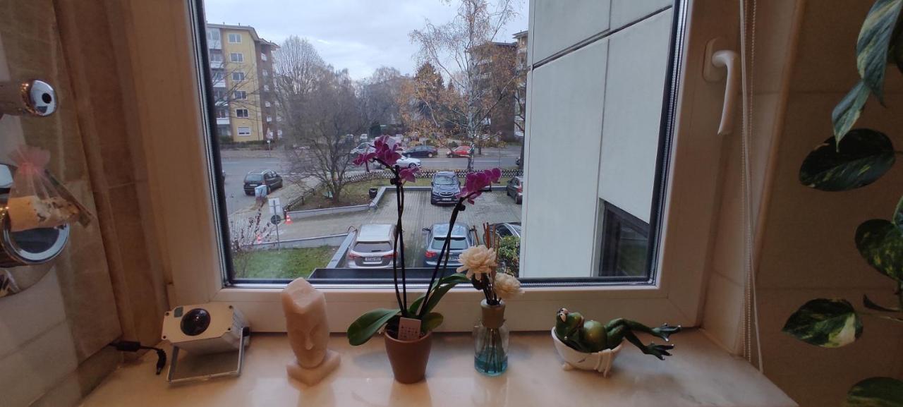 Weltoffenes Privates Gaestezimmer Bei Lgbtq Freundlichen Gastgeber Der Mit In Der Wohnung Lebt Берлин Экстерьер фото