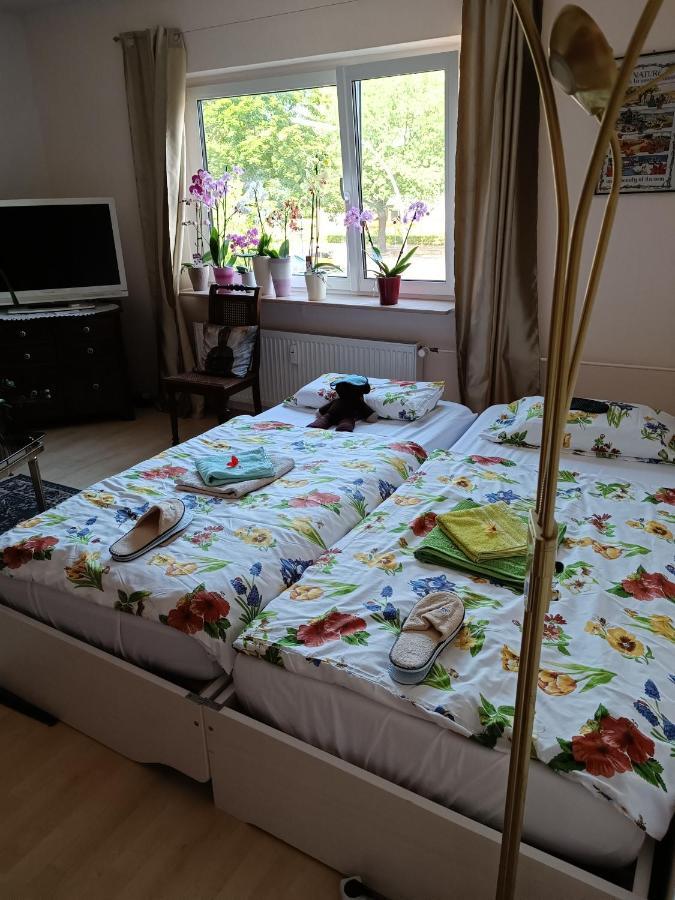 Weltoffenes Privates Gaestezimmer Bei Lgbtq Freundlichen Gastgeber Der Mit In Der Wohnung Lebt Берлин Экстерьер фото